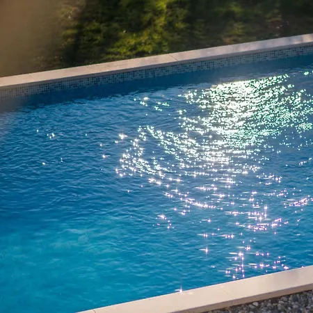 Eine Luxurioese Maslina Mit Pool Und Grill By Interhome Vikendica