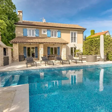 Eine Luxurioese Maslina Mit Pool Und Grill By Interhome