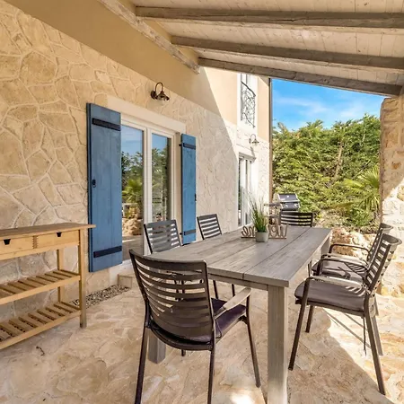 Eine Luxurioese Maslina Mit Pool Und Grill By Interhome * Garica