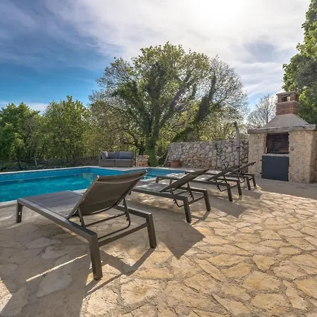 Eine Luxurioese Maslina Mit Pool Und Grill By Interhome Vikendica Garica