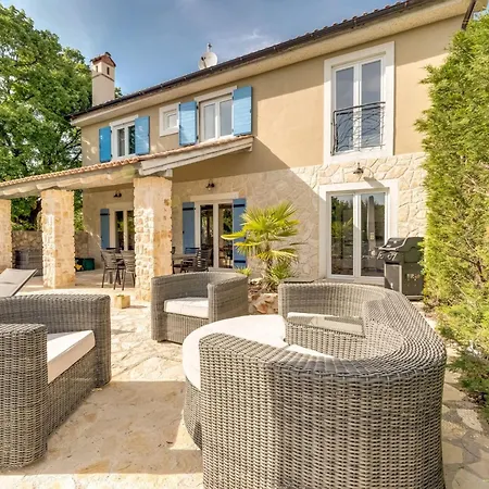 Eine Luxurioese Maslina Mit Pool Und Grill By Interhome 度假居