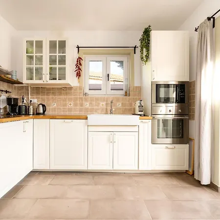 Eine Luxurioese Maslina Mit Pool Und Grill By Interhome