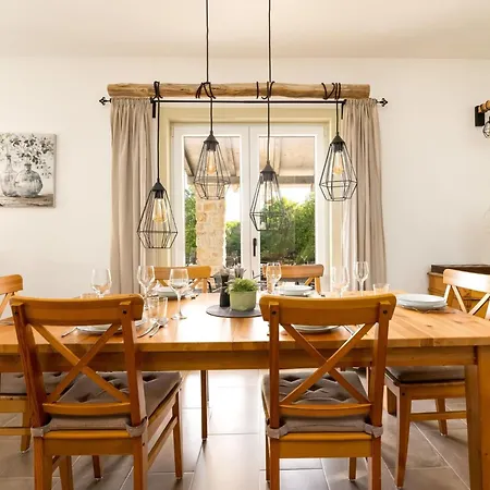 Eine Luxurioese Maslina Mit Pool Und Grill By Interhome * Garica
