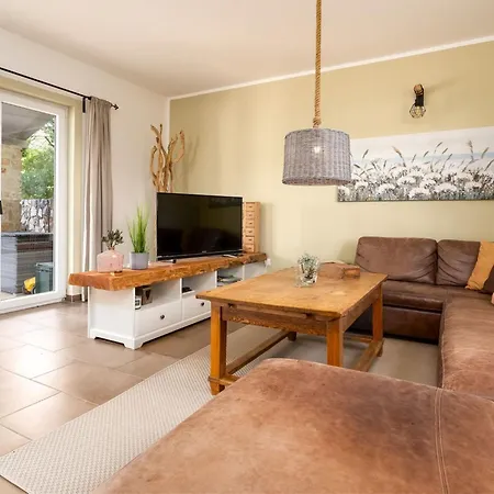 Eine Luxurioese Maslina Mit Pool Und Grill By Interhome 度假居 Garica