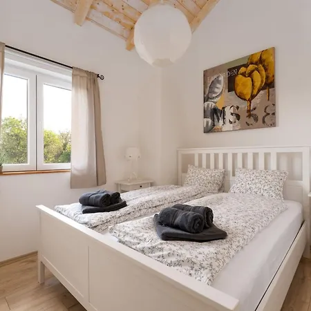 度假居 Eine Luxurioese Maslina Mit Pool Und Grill By Interhome