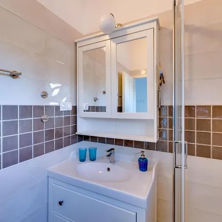 Eine Luxurioese Maslina Mit Pool Und Grill By Interhome