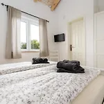 Eine Luxurioese Maslina Mit Pool Und Grill By Interhome * Garica