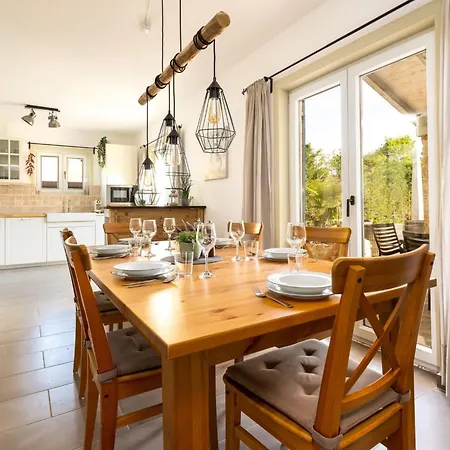 Eine Luxurioese Maslina Mit Pool Und Grill By Interhome * Garica