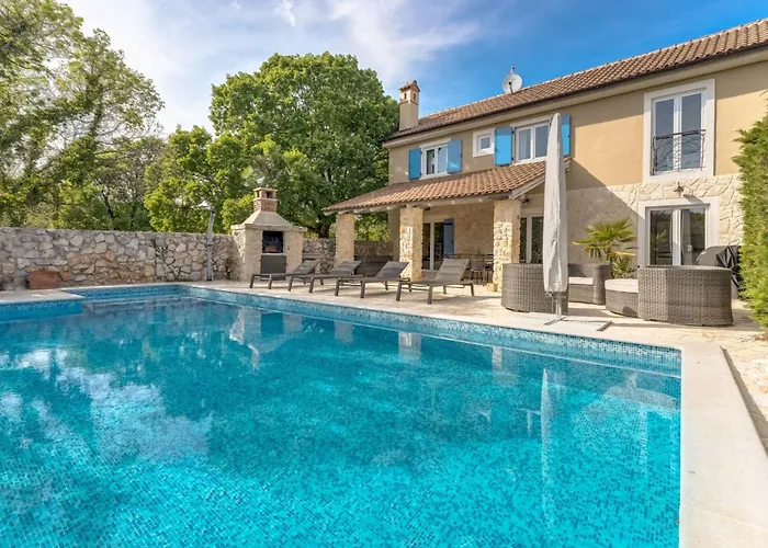 Eine Luxurioese Maslina Mit Pool Und Grill By Interhome Casa de Férias