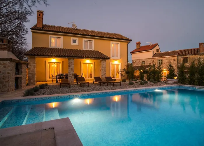 Hébergement de vacances Eine Luxurioese Maslina Mit Pool Und Grill By Interhome