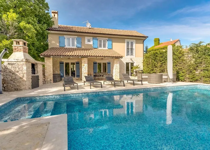 Eine Luxurioese Maslina Mit Pool Und Grill By Interhome