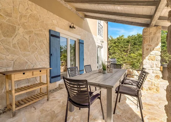 Eine Luxurioese Maslina Mit Pool Und Grill By Interhome * Garica