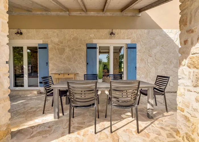 Eine Luxurioese Maslina Mit Pool Und Grill By Interhome * Garica