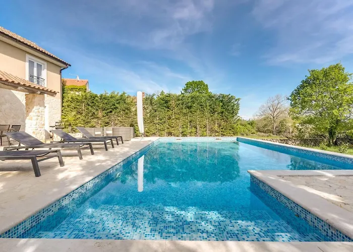 Eine Luxurioese Maslina Mit Pool Und Grill By Interhome