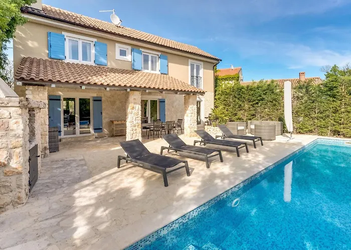 Eine Luxurioese Maslina Mit Pool Und Grill By Interhome * Garica