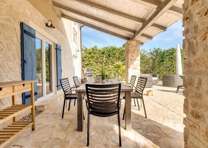 Eine Luxurioese Maslina Mit Pool Und Grill By Interhome