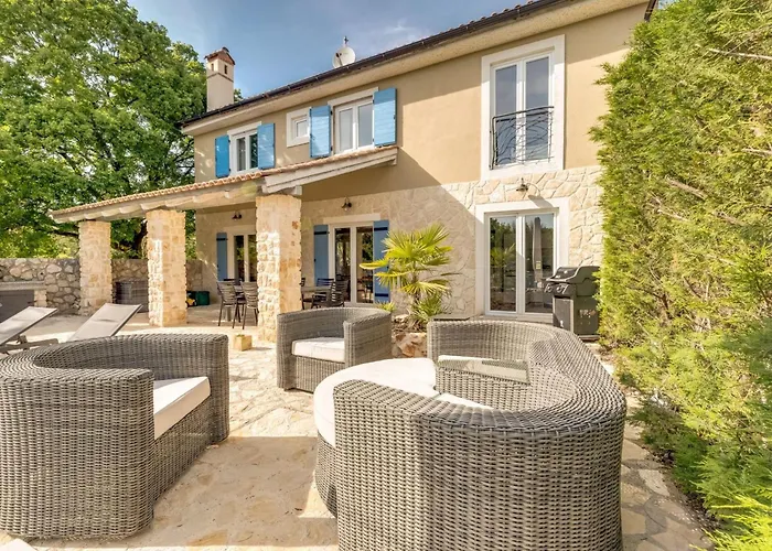 Eine Luxurioese Maslina Mit Pool Und Grill By Interhome Hébergement de vacances