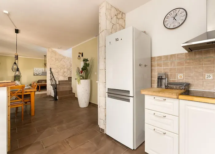 Eine Luxurioese Maslina Mit Pool Und Grill By Interhome Casa de Férias Garica