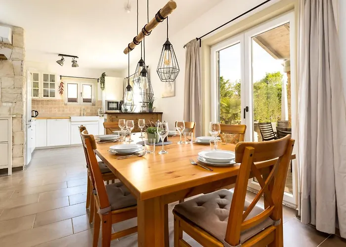 Eine Luxurioese Maslina Mit Pool Und Grill By Interhome * Garica