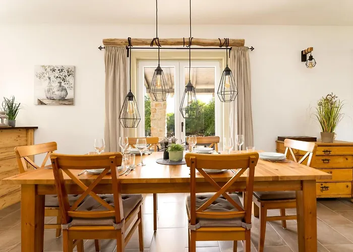 Eine Luxurioese Maslina Mit Pool Und Grill By Interhome * Garica