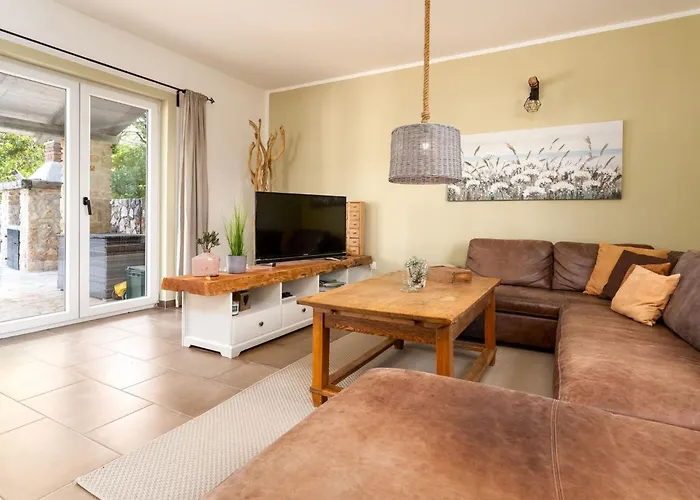 Eine Luxurioese Maslina Mit Pool Und Grill By Interhome Casa de Férias Garica