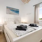 Hébergement de vacances Eine Luxurioese Maslina Mit Pool Und Grill By Interhome Garica