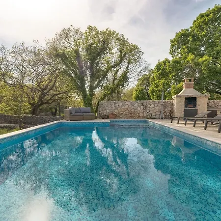Hébergement de vacances Eine Luxurioese Maslina Mit Pool Und Grill By Interhome